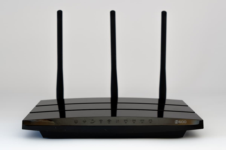 Best routers for Jio Airtel FTTH India 2026 placed near an ONT for better Wi-Fi coverage